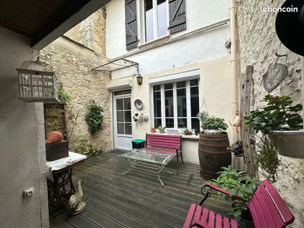 Maison au coeur du village avec patio ouvert