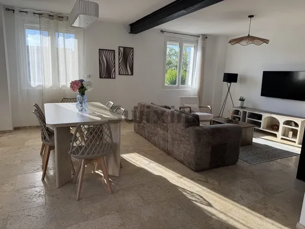 10 minutes de Nîmes, Maison de ville rénovée avec goût, 90 m