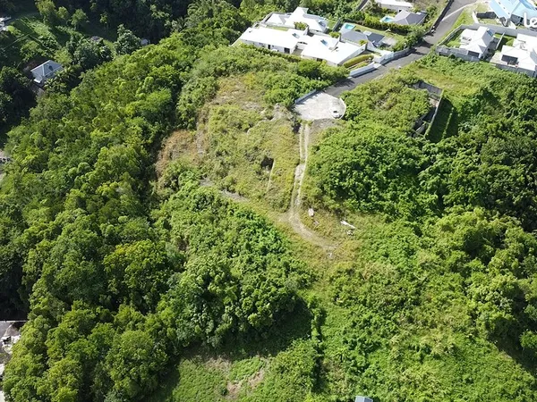 Terrain a batir en haut de morne vue degagee versant est
