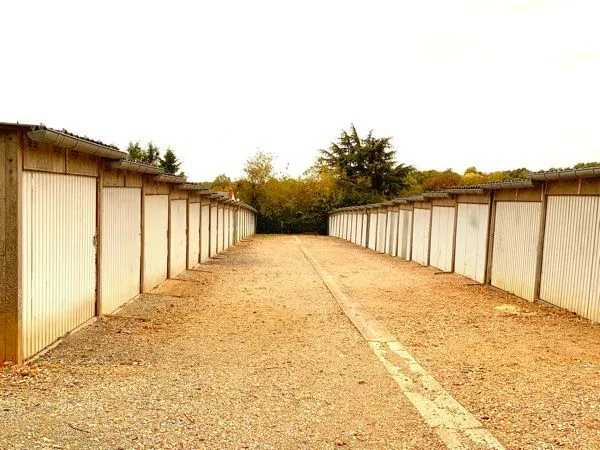 Ensemble de 42 box ou garages