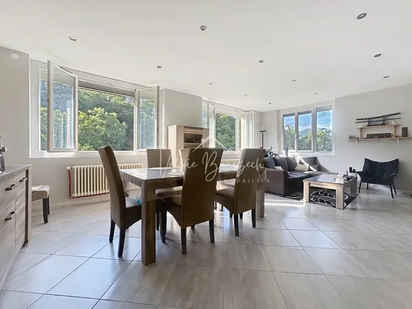 Appartement T4 rénové avec terrasse et garage