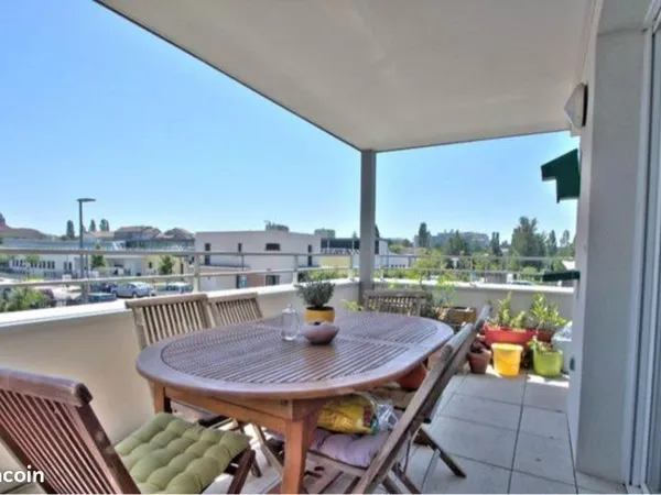 T3 de 66 m² avec garage et parking