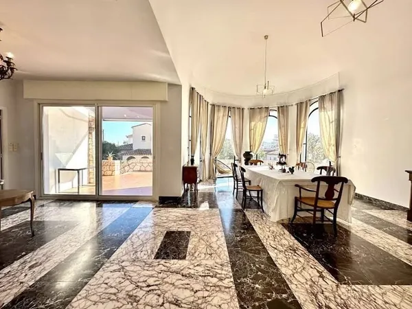 Propriété 6 pièces 326 m²