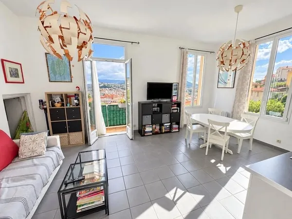 PIÈCES DE 57 M² - BALCON ET VUE PANORAMIQUE SUR LA VILLE