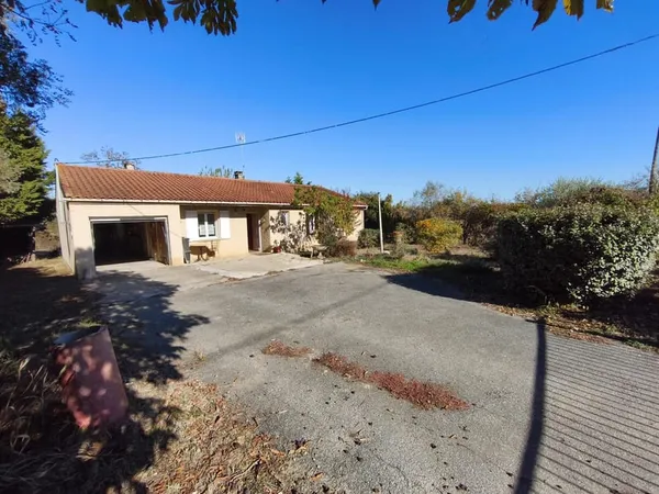 Maison T5 de plain-pied de 101 m2 avec garage et jardin