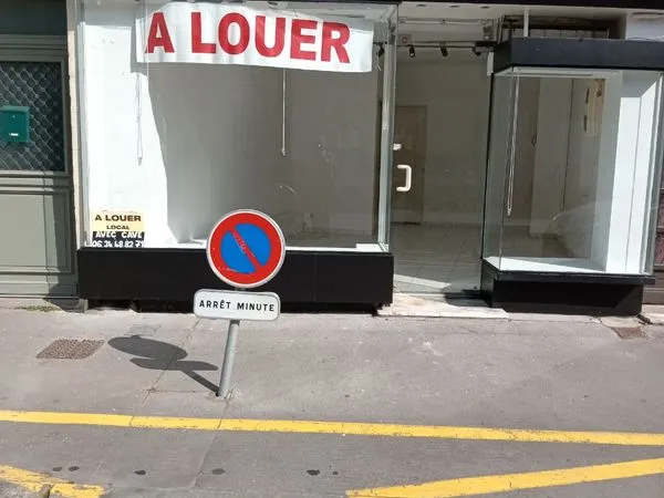 Sur avenue à grands passages, très bien situé, proche du centre ville, local avec sous sol : tbe 54m