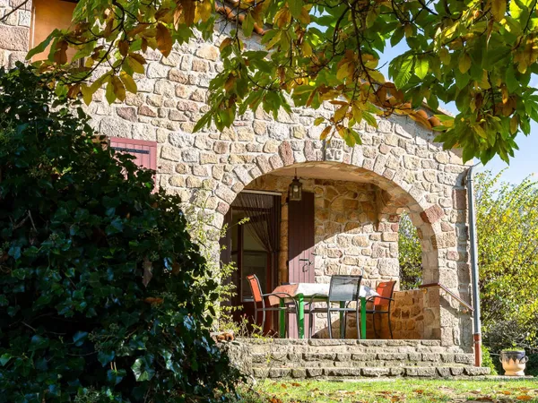 07140 : Maison provencale en pierres avec jardin de 3500m² et vue