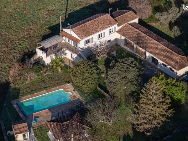 Propriété 6 pièces 233 m²