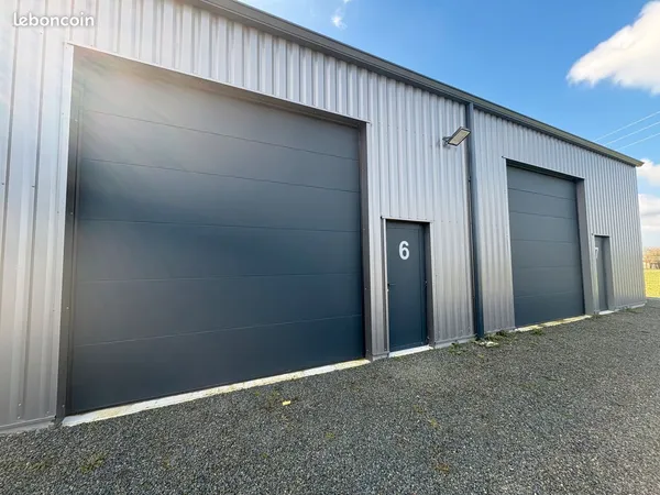 Depot / local professionnel securisé 160 m2 en zone artisanale