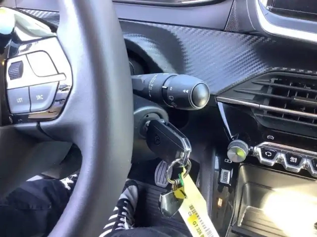 Peugeot 208 puretech 75 s&amp;s bvm5 — photo 18