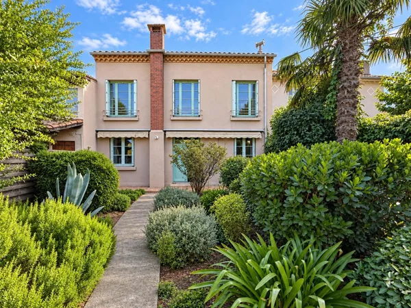 Le charme des années 60, le confort d'aujourd'hui et la douceur d'un jardin secret : la maison famil