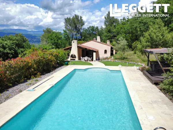 Jolie villa de plain-pied dans secteur prisé au calme avec grande piscine, garage et vue village et 