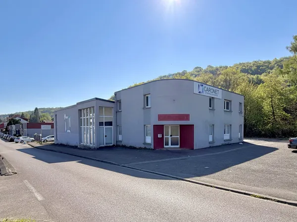 Immeuble commercial polyvalent aux portes de la frontière.