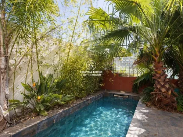 Maison de ville d'exception autour d'un patio avec piscine sans