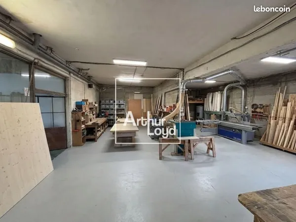 Local d'activité 143 m²