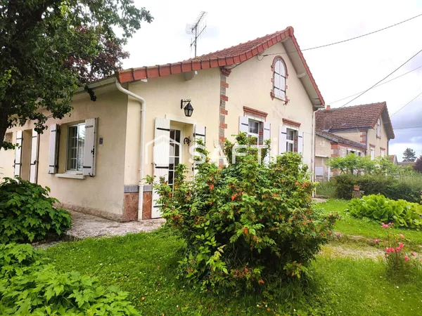 Maison 2 chambres, garage et beau terrain