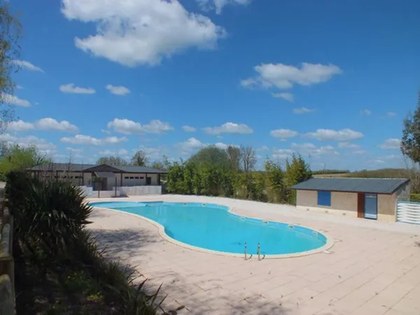 SAINT CYR EN TALMONDAIS (85) DANS RESIDENCE AVEC PISCINE CHALET BOIS 3 CHAMBRES AVEC VERANDA ET JARD