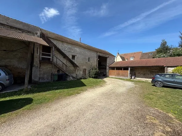 PROCHE CHANTILLY - CORPS DE FERME A REHABILITER EN LOGEMENT