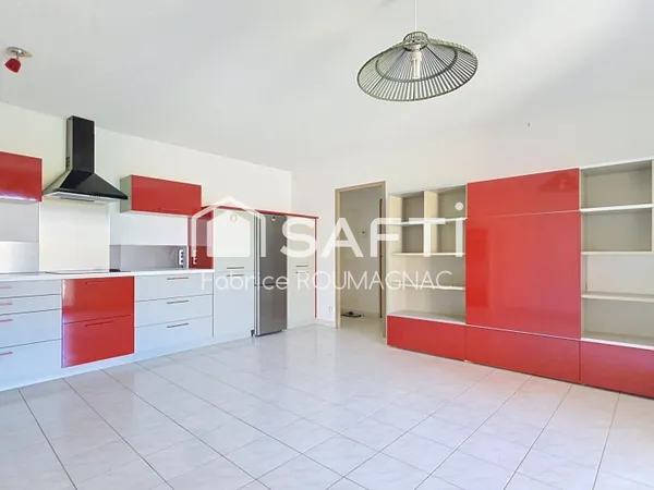 Appartement de 60 m² avec terrasse, deux places de parking couverte et cellier.
