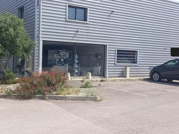A SAISIR Local 410m2 + cour 100m2 + parking