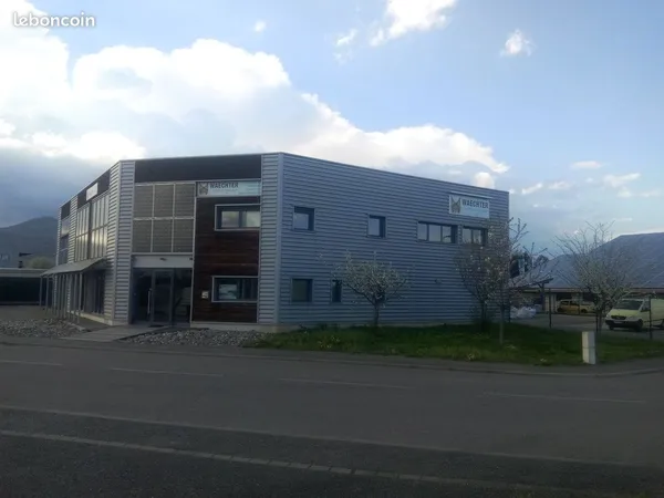 Locaux pro à louer à Ribeauvillé, de 30 à 300 m², parking et borne électrique