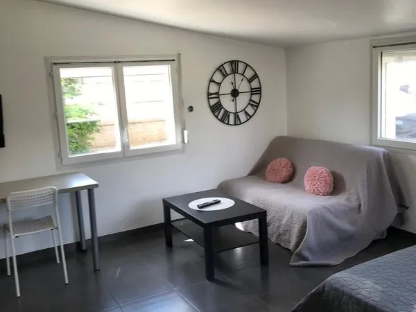Grand studio meublé avec chauffage inclus, terrasse et parking situé Avenue du Recteur Pineau (secte