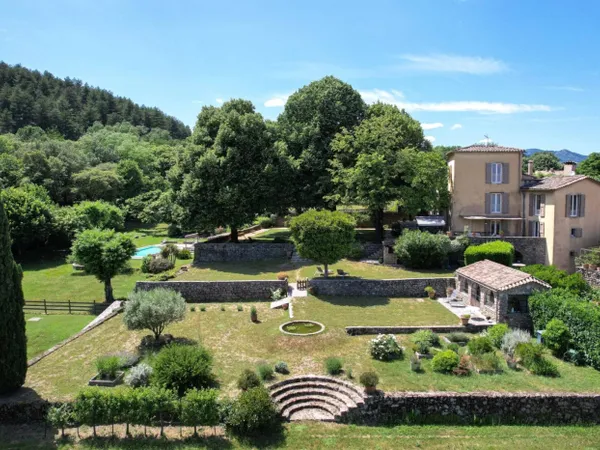 Remarquable bastide provençale de 368 m² sur un parc de 3ha 59,