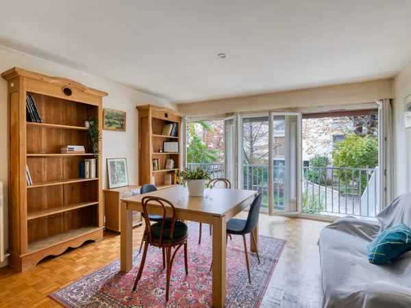 Vends appartement de 69m2 2 chambres -Calme sur jardins -Parking -Beau potentiel PERREUX