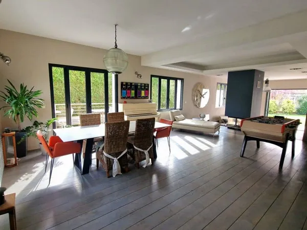 Maison 7 pièces 215 m²
