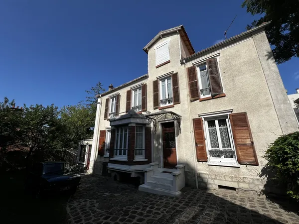 À 500 m du RER et de la Mairie - maison du XIXe s. à rénover