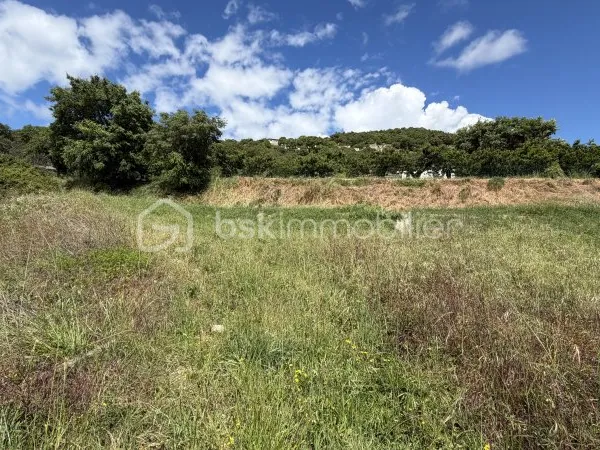 Terrain 900 m²