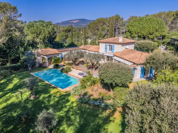 Villa provençale à vendre avec piscine dans un domaine privé - Puget limite Fréjus