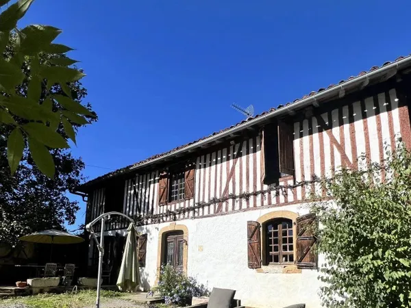 Agréable maison gasconne, cosy et pleine de charme, offrant 2 à 3 chambres et une belle piscine.