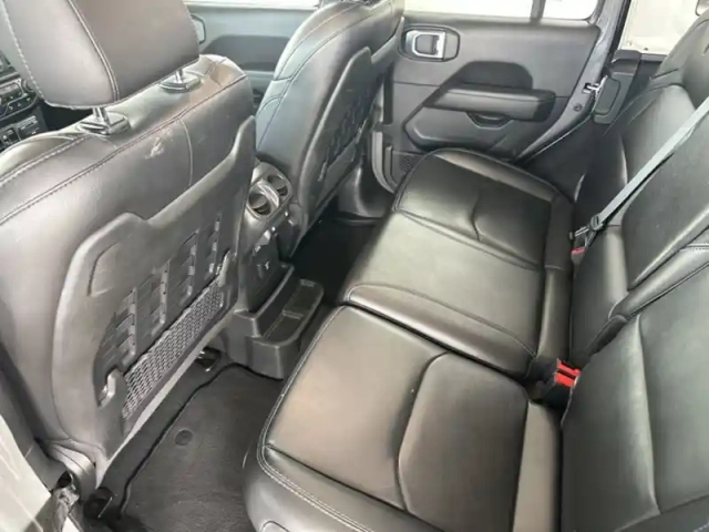 Jeep Wrangler plug-in hybrid rubicon 4xe — photo 17