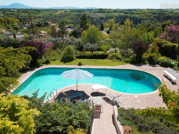 Villa 7 pièces 196 m²