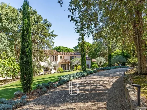 Villa 10 pièces 615 m²