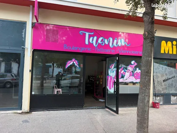 Local commercial 32m ( Sabine )