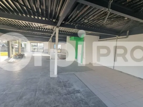 Local commercial 200 m²