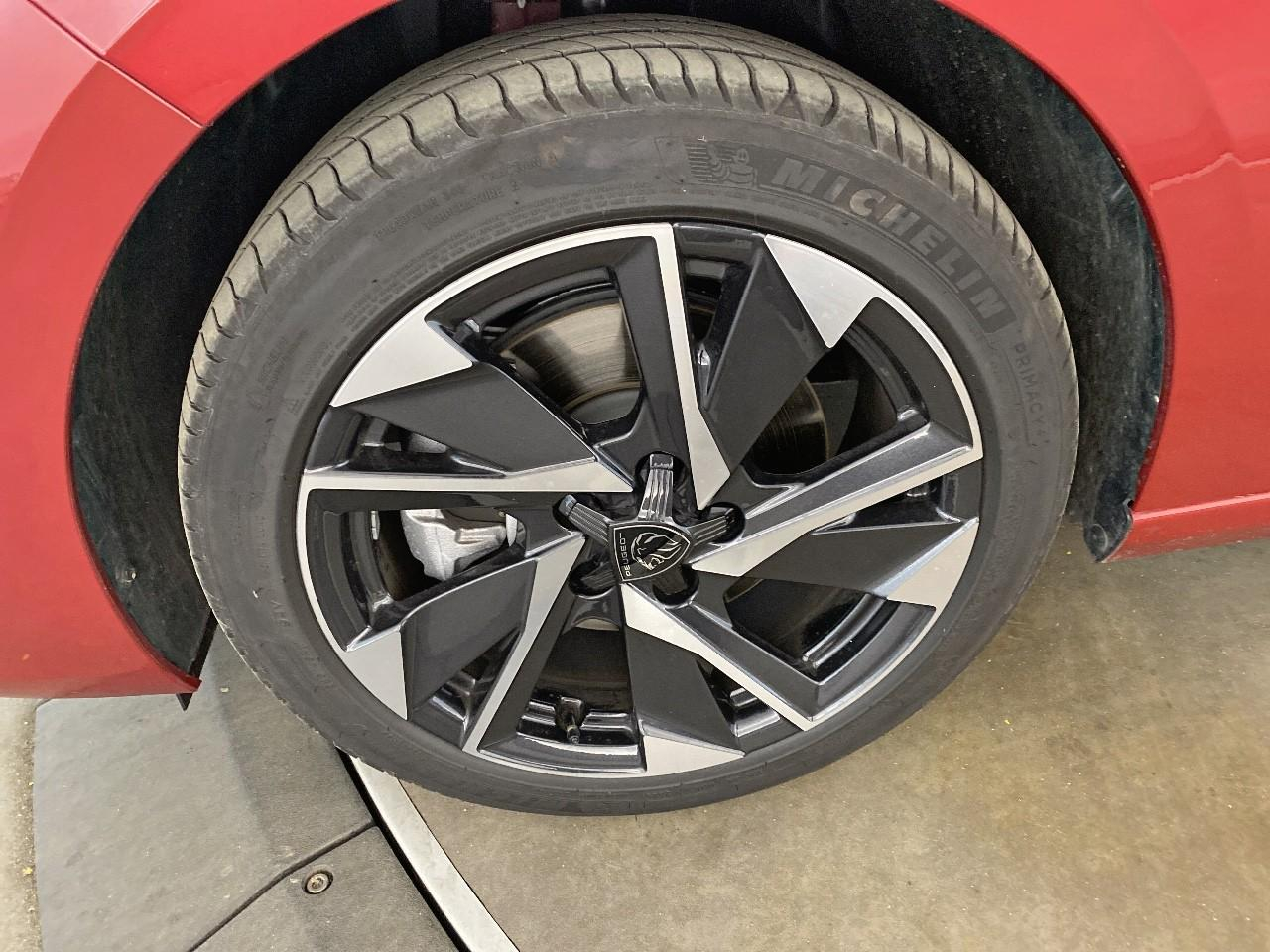 Peugeot 308 hybrid 145 e-dcs6 allure — photo 11