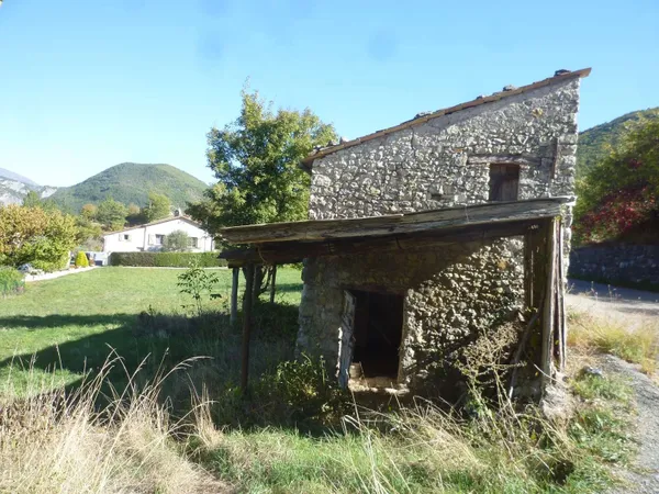 Grange et terrain constructible 2586 m²