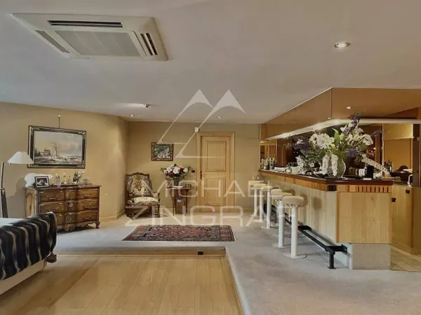 Appartement 5 pièces 302 m²