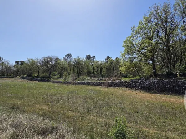 Terrain 2047 m²