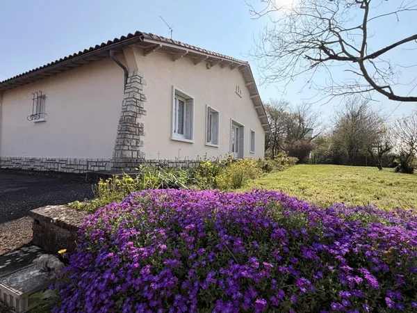 Pavillon de plain-pied offrant trois chambres, garages, dépendance, le tout sur un terrain de 4588m²