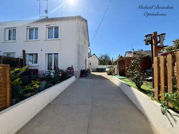 LE LUDE - MAISON 3 CHAMBRES AVEC GARAGE ET COUR FERMÉE