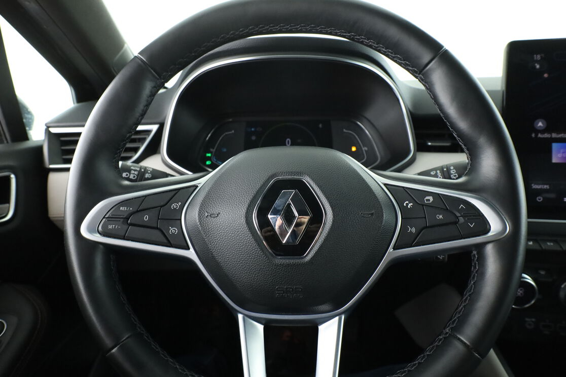 Renault Clio 1.6 E-Tech Initiale Paris — photo 16