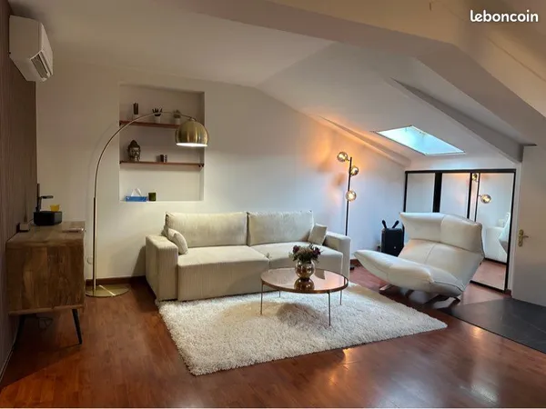 Appartement d'architecte climatisé et meublé, 2 pièces au quatrième et dernier étage d'un immeuble b