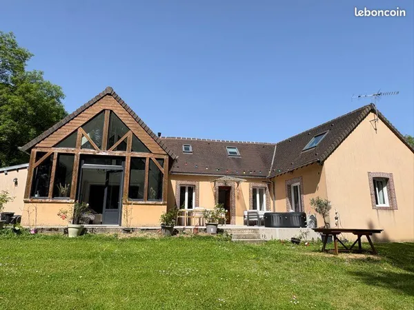 Maison rénovée avec véranda cathédrale en lisière de forêt