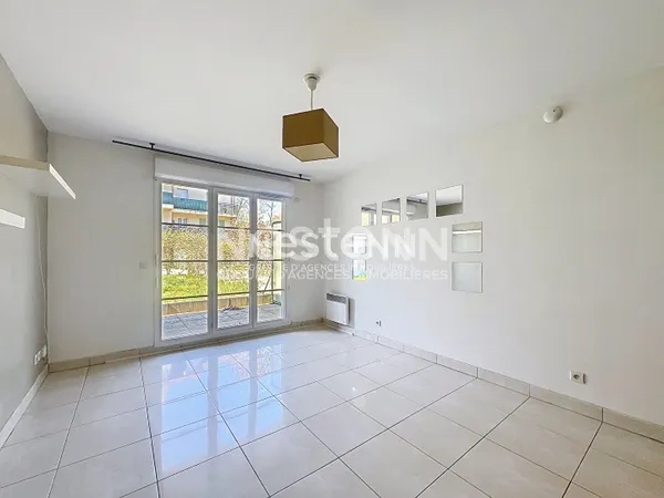 Fontenay le Fleury : Appartement 2 pièces de 40m2 en rez de jardin avec parking s/s