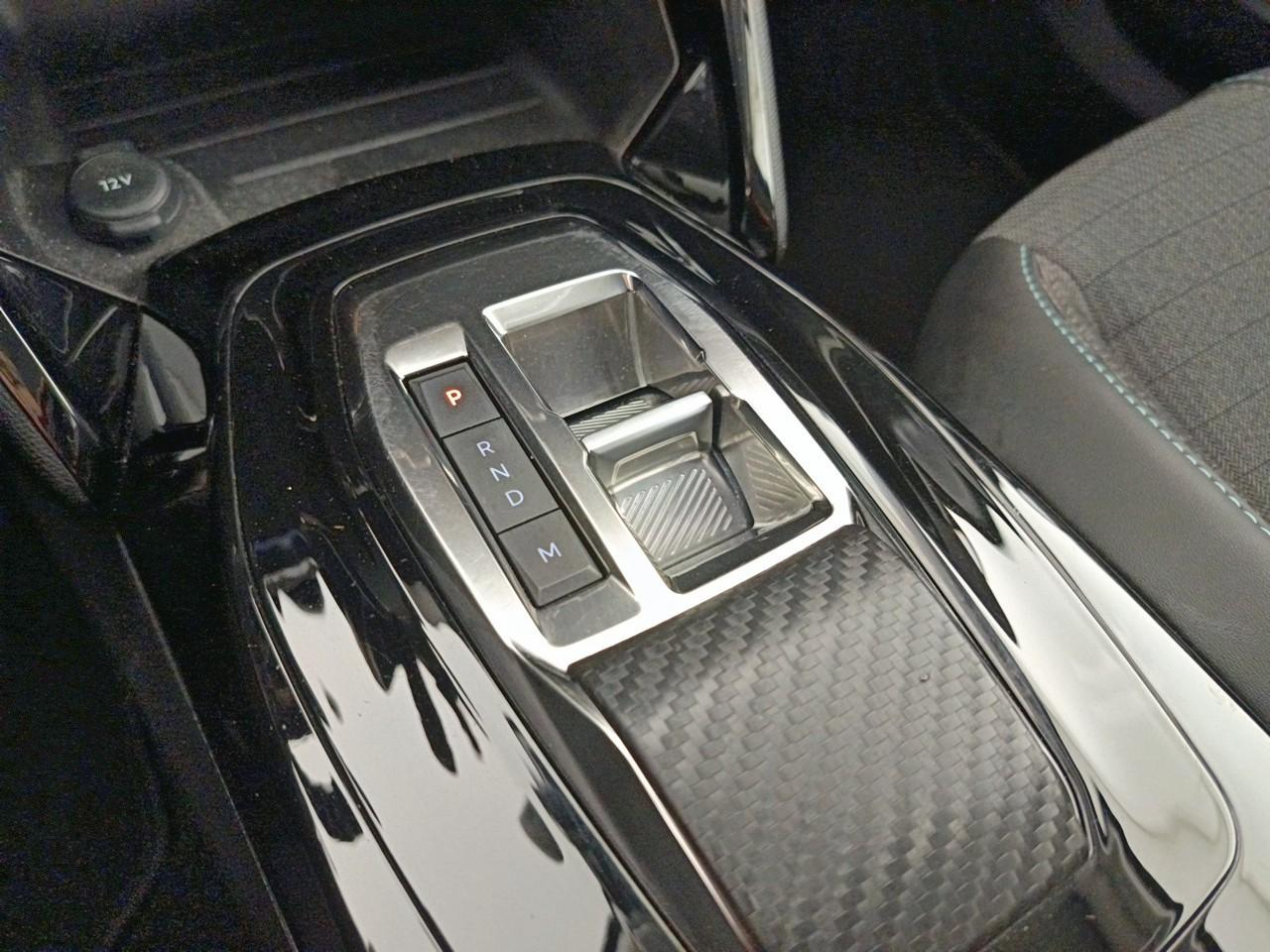 Peugeot 2008 puretech 130 s&s eat8 allure pack — photo 30