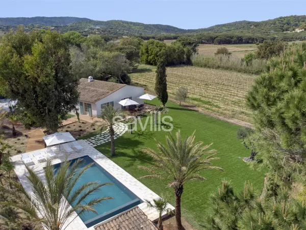Élégante villa de plain pied au coeur des vignes, à quelques pas de la Plage de Pampelonne
